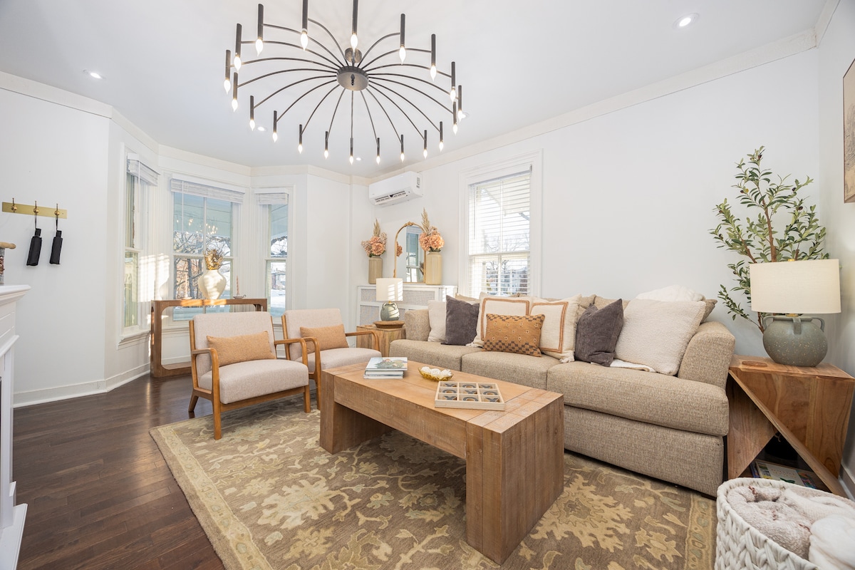 Remodeled Charming Historic Home,4 bed 2.5 bath – Photo 4