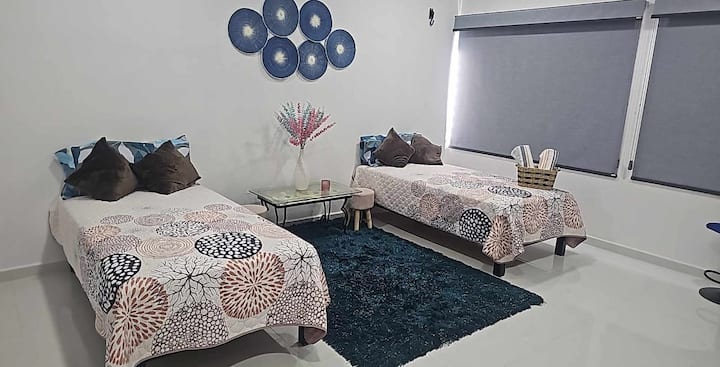 Vipengele

Televisheni
Udhibiti wa Runinga
Udhibiti wa Kiyoyozi
Kikapu cha taulo taulo 2
Jivu la mlango
Kifuniko cha godoro 2
Uvumba
Florero
Single Quilt 2
Mito 2/2 kifuniko
Mto cf 4
Ua jeupe (5)
Benki 2
Kusafiri 1
Picha ya 1
Duru 7
Kitanda cha bembea
Viango vya nguo 2