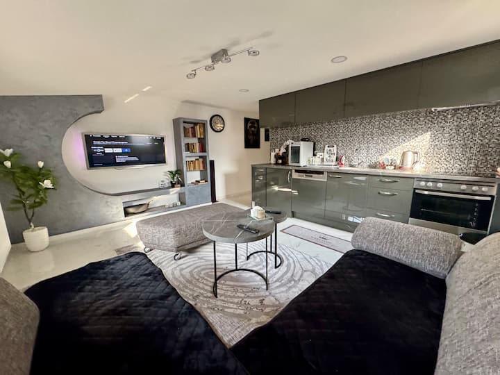Modern Apartment W/free Parking In Old Town - サラエボ