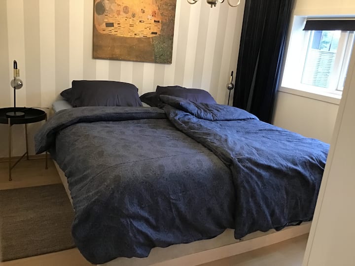 180床、空调和可以打开的窗户。大衣柜。