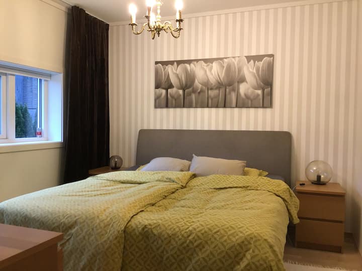 180床，空调，窗户可以打开。 大梳妆台和电视。