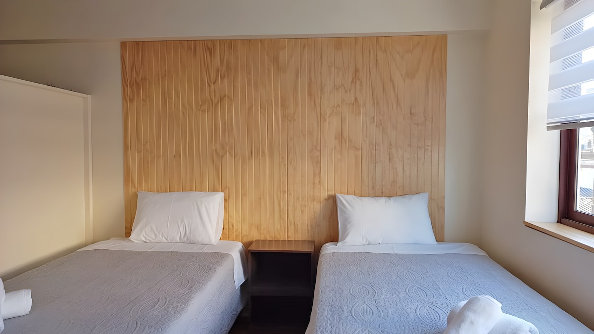 Стая с килими, с две легла от по 1,5 квадрата и термопанел с ролетна завеса. Мебели за съхранение на дрехи