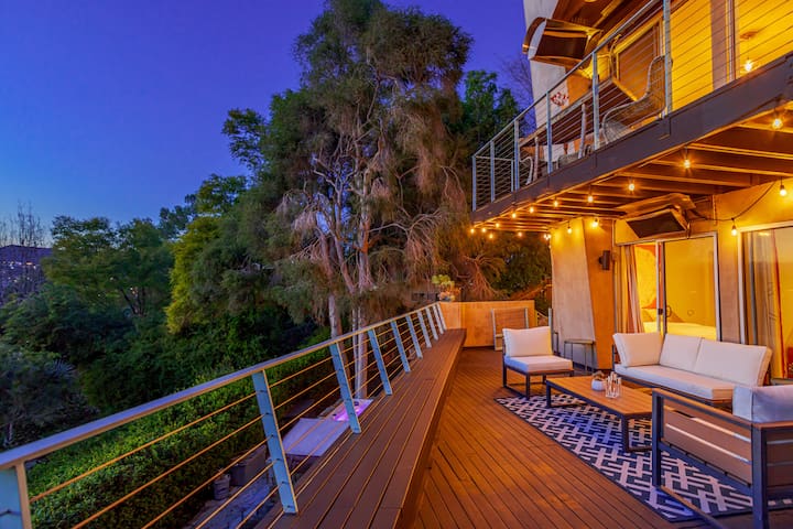 Stunning 2-br, hot tub, views, amphitheater, yard