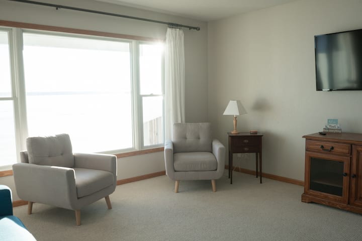 Lakefront Retreat W/dock+walk To Surf District - Clear Lake, IA