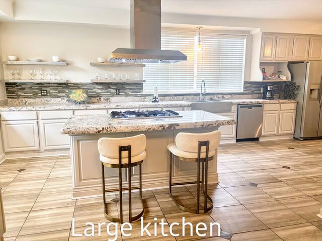 Nola Lux! 7 Beds! Billiard Room! Patio! Parking! gallery image 4