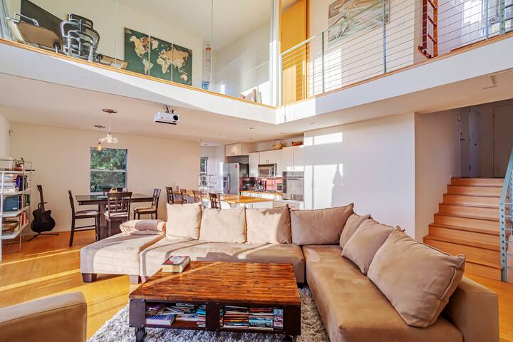 Skydeck 3BR masterpiece w views amphitheater yard gallery image 2