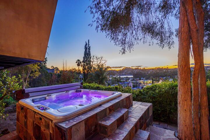 Skydeck 3BR masterpiece w views amphitheater yard gallery image 3