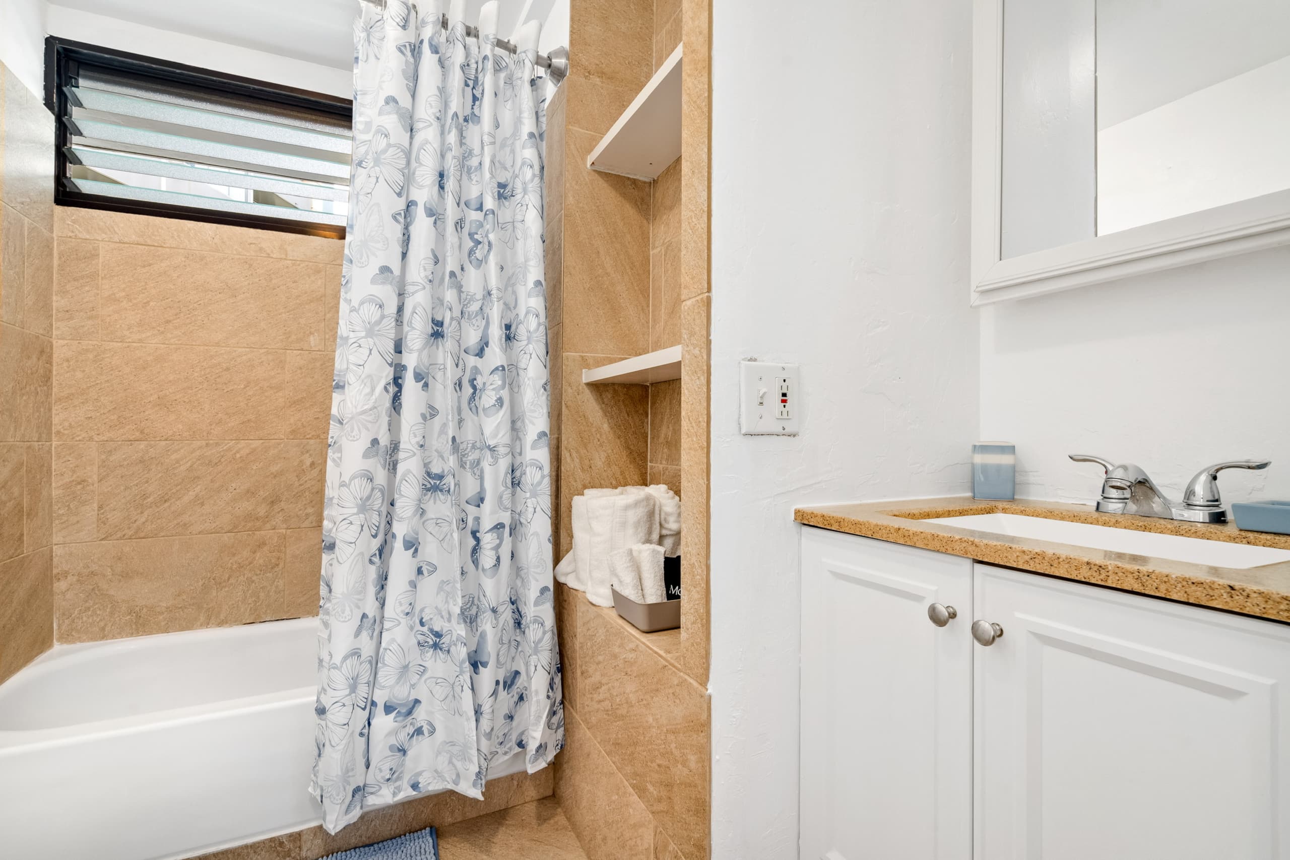 Steps to Waikiki Beach - Legal Rental w/ kitchen - Photo 9