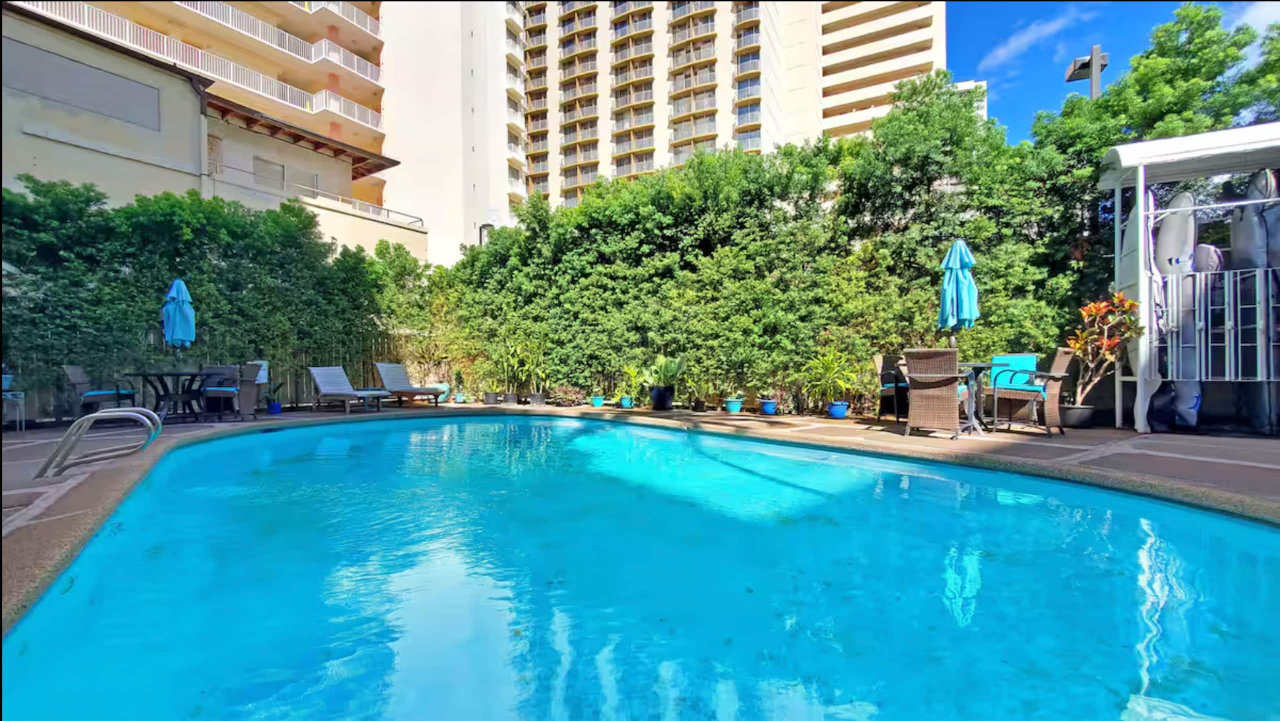 Steps to Waikiki Beach - Legal Rental w/ kitchen - Photo 15