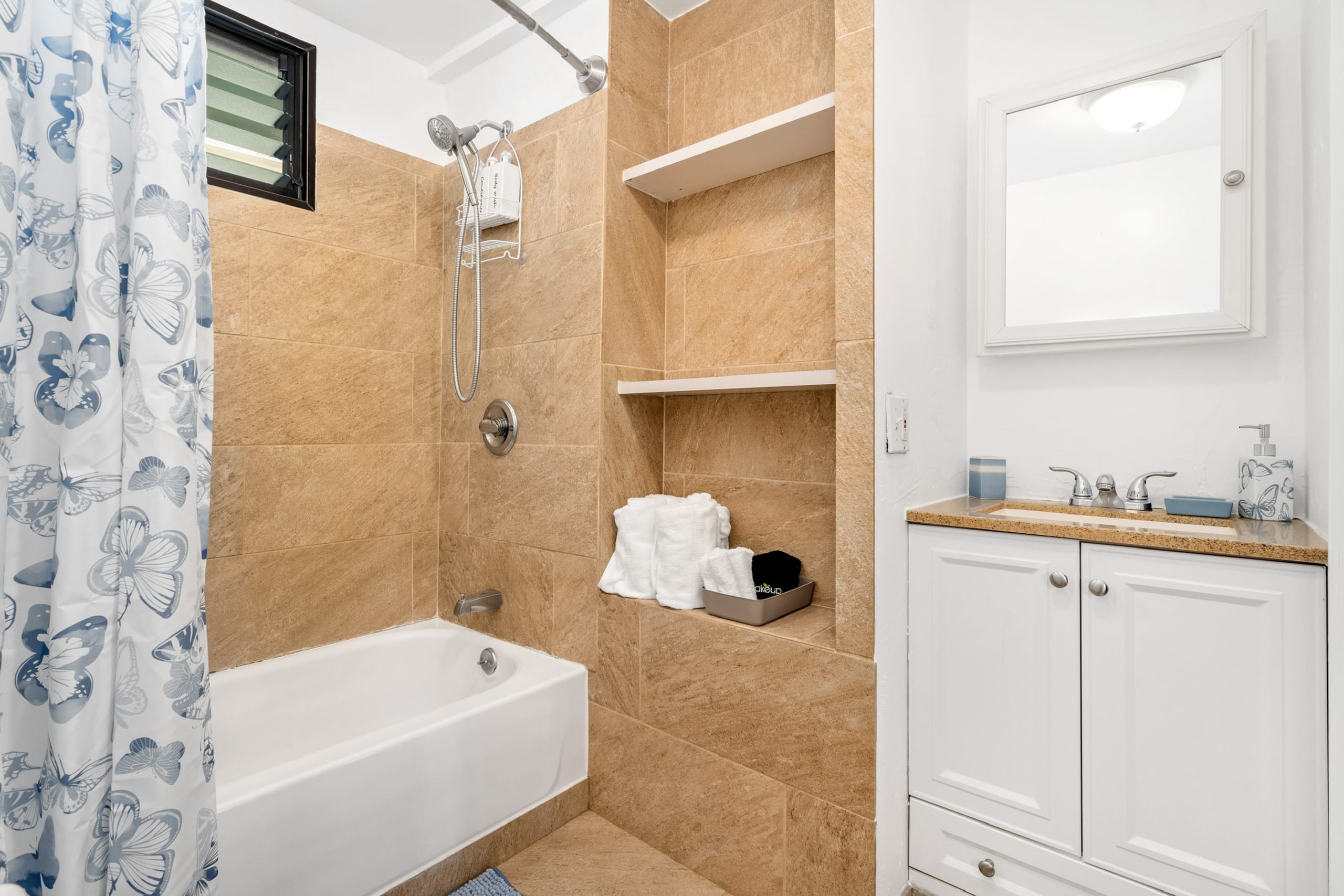 Steps to Waikiki Beach - Legal Rental w/ kitchen - Photo 7