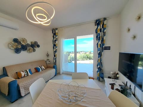 Beautiful apartment with pool and sea view