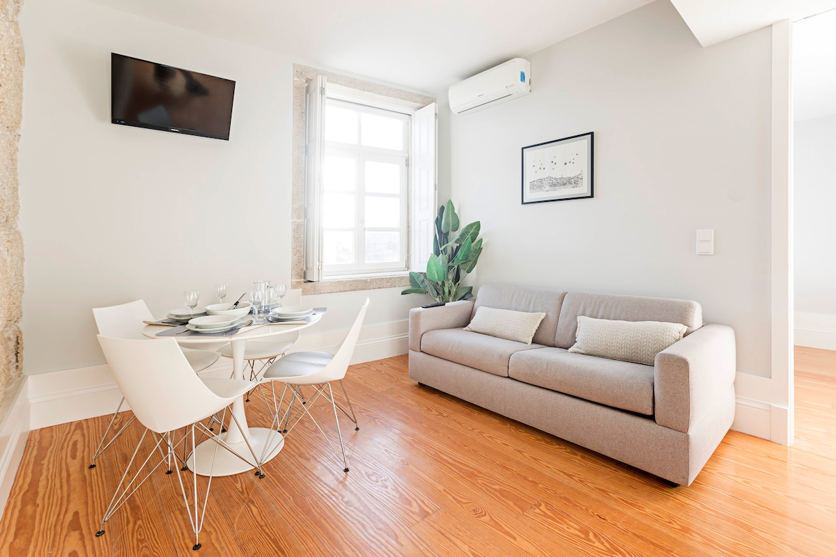 Сончева и удобна дневна соба со оригинални камени ѕидови од 18 век.