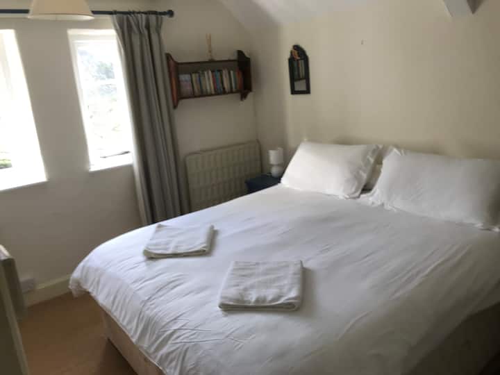 Mindre sovrum med dubbelsäng och utsikt uppför dalen.