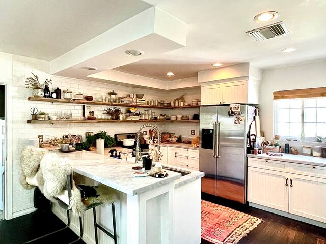 Chic, Peaceful Home with pool close to Malibu gallery image 3