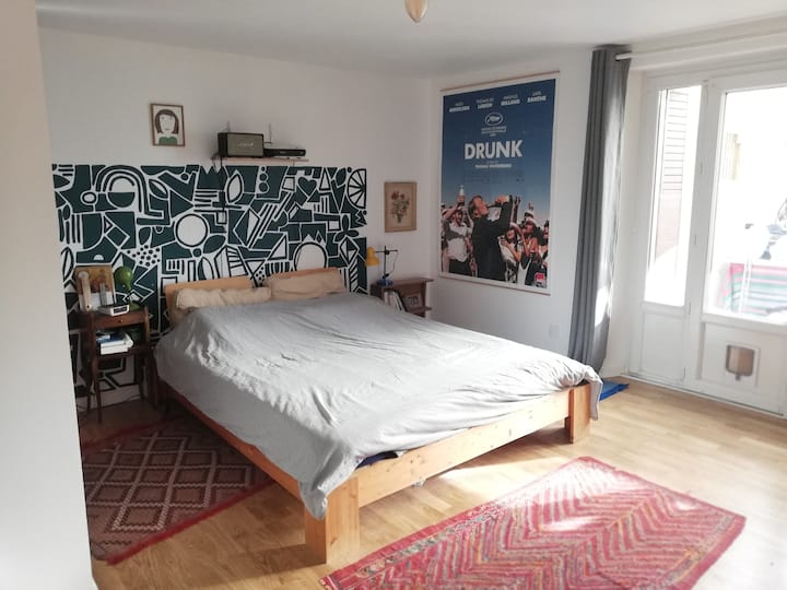 Dormitorio 1: suite principal (cama de 160x200) con baño privado (con inodoro).