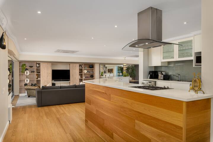 Spacious & Luxury Oasis | Waterfront gallery image 5