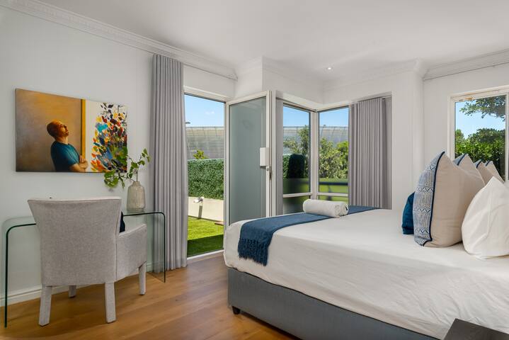 Spacious & Luxury Oasis | Waterfront gallery image 2