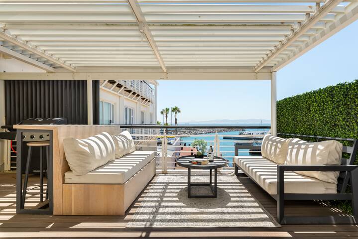 Spacious & Luxury Oasis | Waterfront gallery image 3