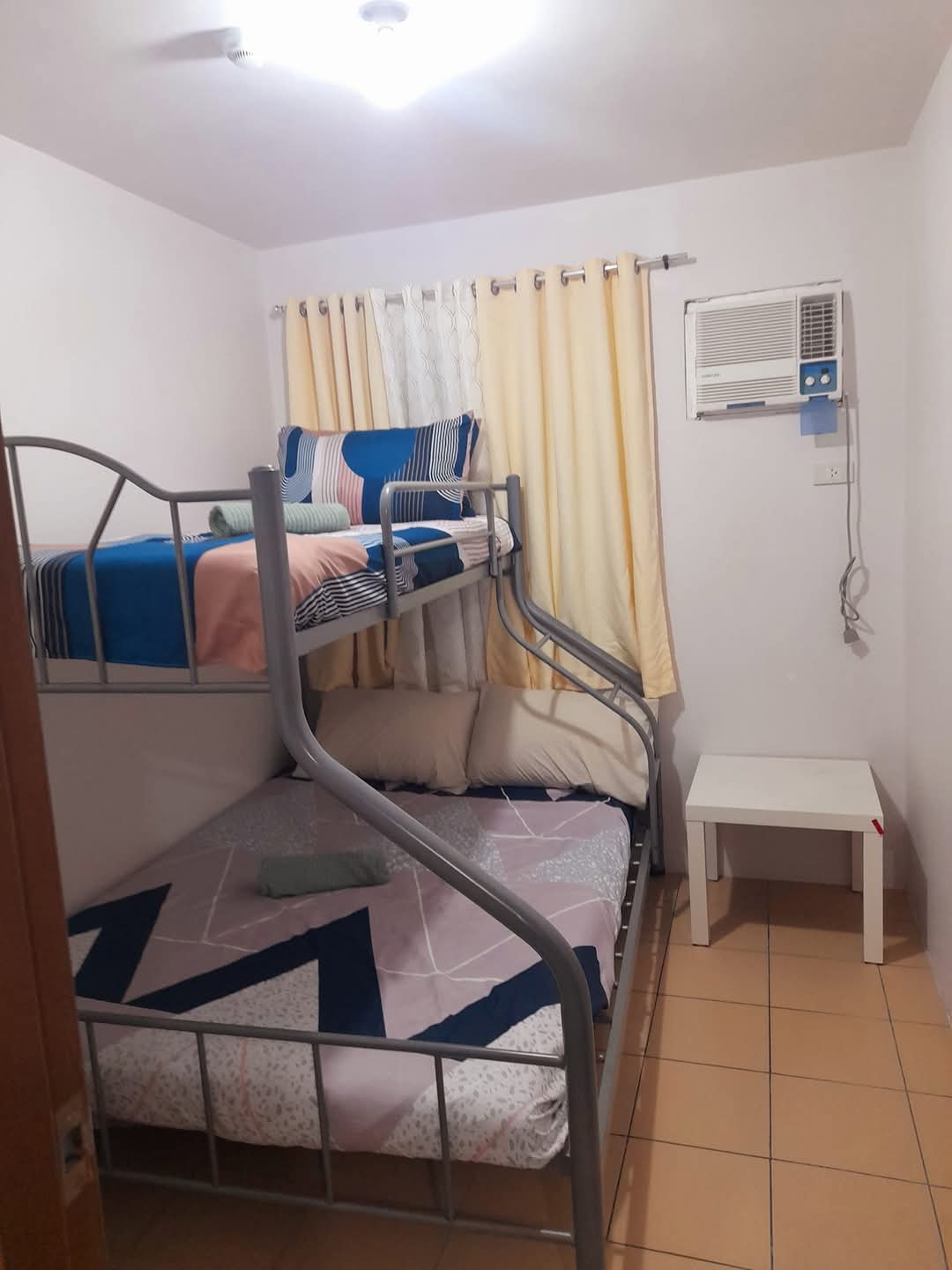 Habitación con 2 camas para 2 adultos y 2 niños. Con aire acondicionado, gabinete y vista exterior desde la ventana.