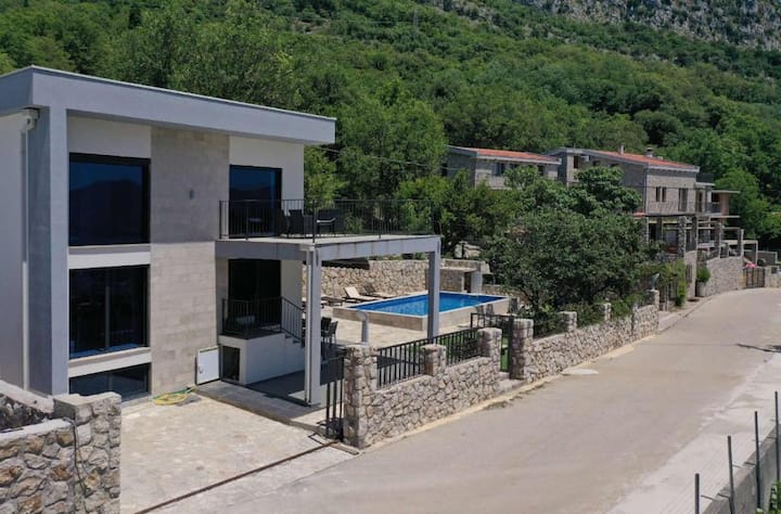 Villa Blanka-three Bedroom Villa With Pool - Budva