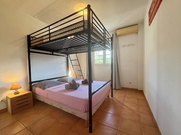 Chumba hiki kina kitanda cha sentimita 140 kwa kila ghorofa. Hakuna vyandarua vya mbu karibu na kitanda lakini kuna kimoja moja kwa moja dirishani. Pia ina kiyoyozi na kabati kubwa la kuhifadhia.