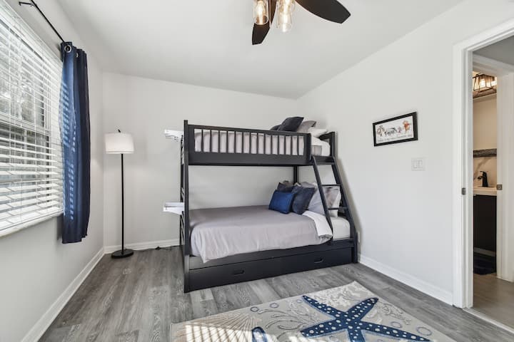 კომფორტული ორსართულიანი საწოლები ბავშვებისთვის, მოზარდებისთვის ან მოზრდილებისთვის!