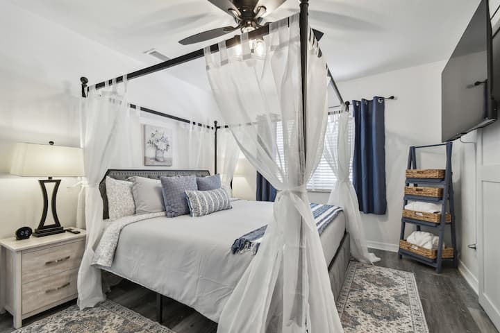 Დატკბით მთავარი საძინებლით გონიერი გართობითა და სრული კომპლექტით, რომ მშვიდად გაატაროთ დრო