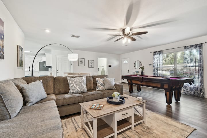 დივანზე მოკალათება ფილმის ან კარგი წიგნის წასაკითხად, ან მეგობრებისთვის თამაშის ყურება