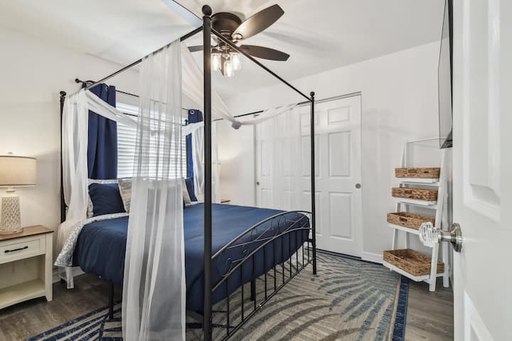 Ორადგილიანი საწოლი მყუდრო თეთრეულითა და ოთხადგილიანი საწოლით. Უამრავი საცავი თქვენი ყველა ნივთისთვის