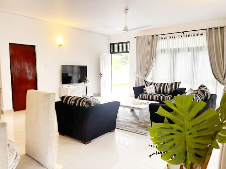 Spacious~2bed~2bath~famvilla~beach2km~g'den~petok - 可倫坡