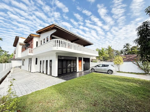 Beautiful ~ 2-Bed ~ 2-Bath ~ Family Villa ~ 2 km to the Beach ~ Garden ~ Pets OK