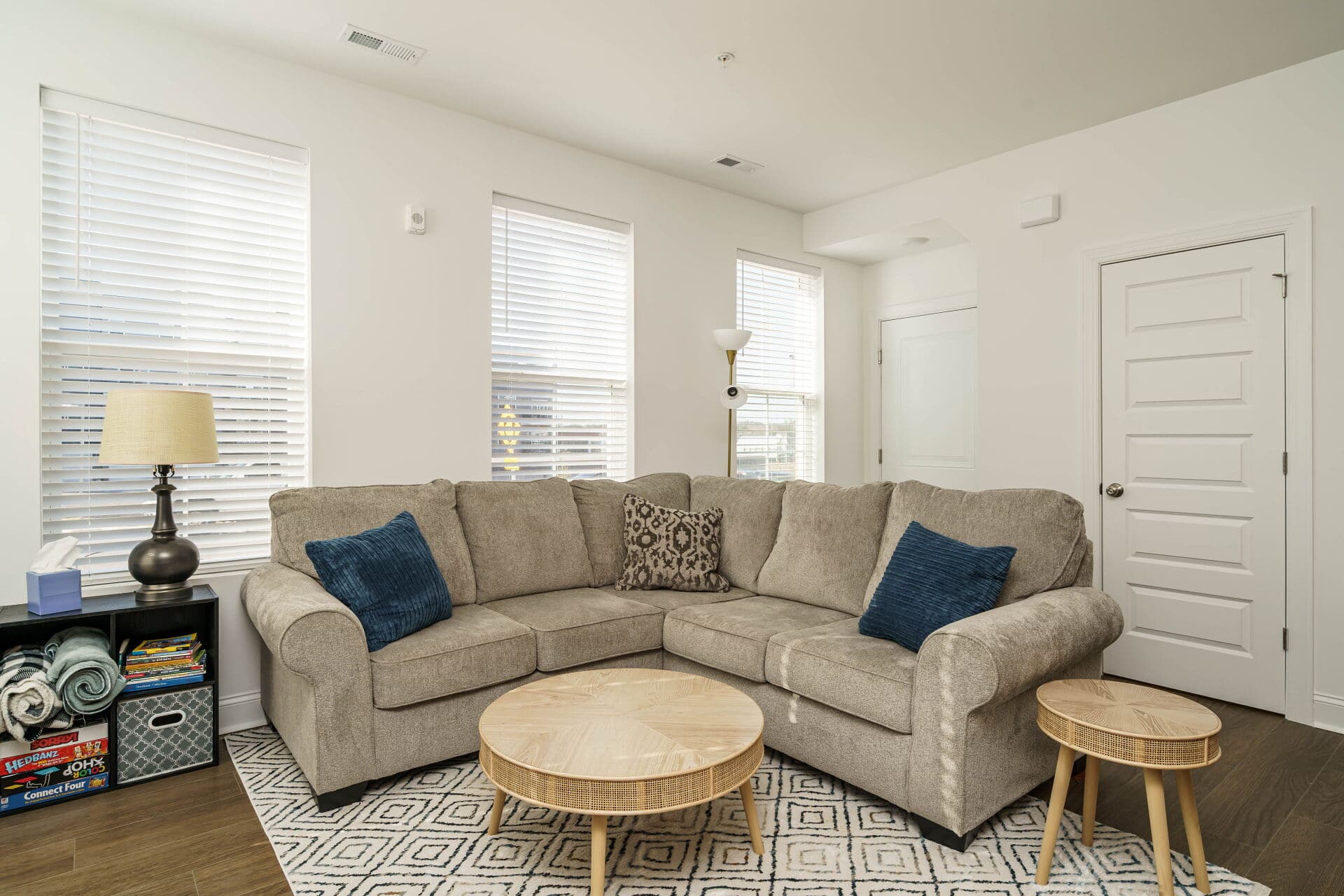 Luxury End Unit Condo/Restaurants, Shopping