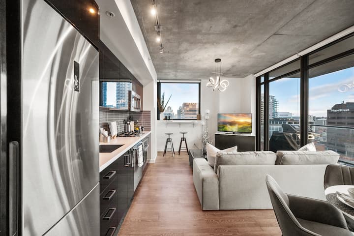 Calgary Tower View | King Bed | Ac | Gym | 2br - Calgary