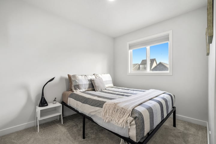 ห้องน้ำห้องที่ 2 ตั้งอยู่ชั้นบนมีเตียงควีนไซส์และตู้เสื้อผ้า