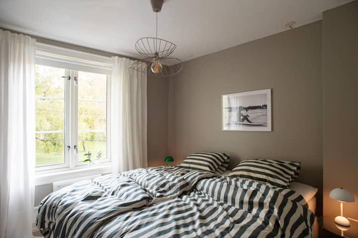 Hovedsoverom med dobbeltseng. Dimbart lys