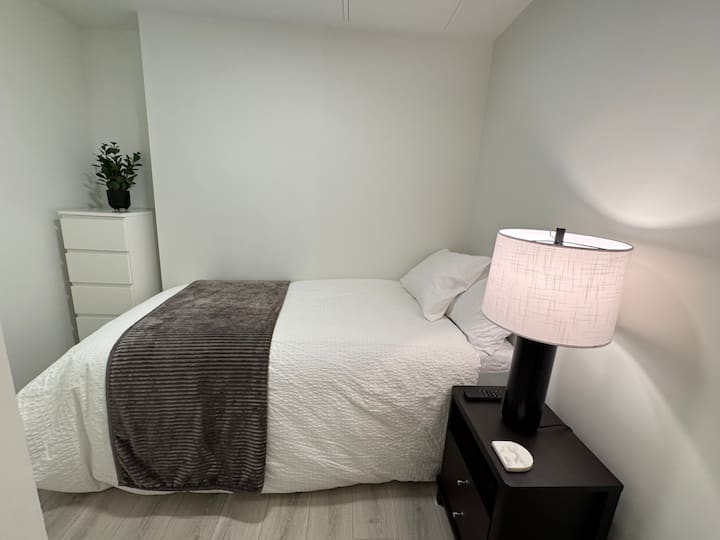 Cama de masaje eléctrica. Cama TWIN XL con funciones de masaje y reclinación eléctrica, e iluminación de suelo/ambiente con USB.
