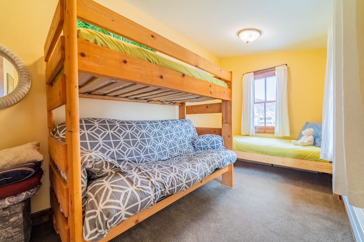 Bunk room, 2 twins and a full sized pull out futon