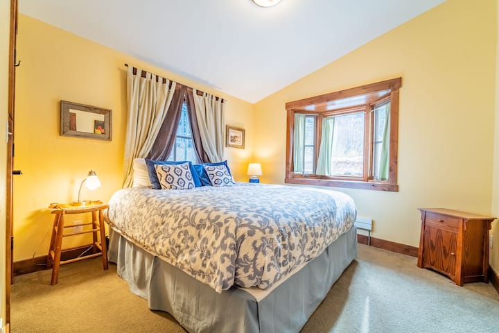King Room, bay window