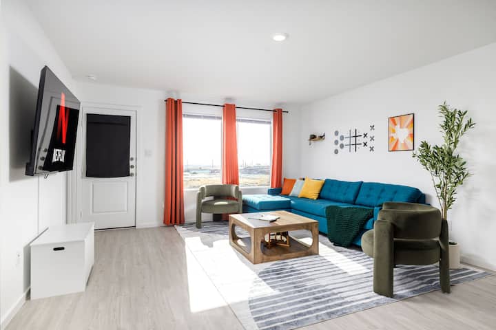 סלון גדול עם ספה נפתחת. טלוויזיה 65 אינץ'. הרבה משחקים שיעסיקו אותך. נסו את Giant Jenga, Chess, Monopoly ועוד הרבה יותר.