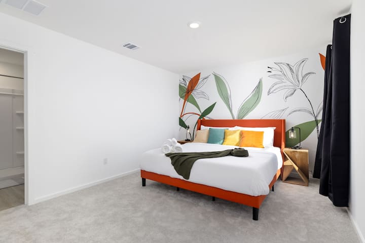 חדר שינה ראשי עם חדר אמבטיה צמוד. בחדר השינה יש מיטת קינג סייז, שמיכות ומצעים יוקרתיים, וילונות האפלה ותריסים כדי להבטיח שתישנו טוב בלילה. ציור קיר צבוע ביד מאחורי המיטה מאפשר צילום נחמד!