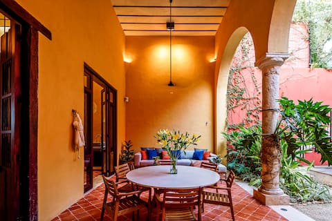 Colonial 4BR Gem Downtown +Private Pool+Garden+BBQ