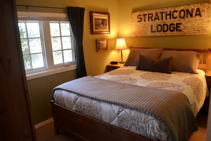 غرفة نوم رئيسية تطل على البحيرة مع مرتبة بمقاس كبير