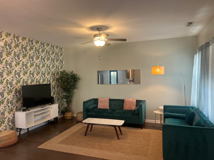 Miami Moon ~ All Access To Durham With Gated Yard - Durham, NC
