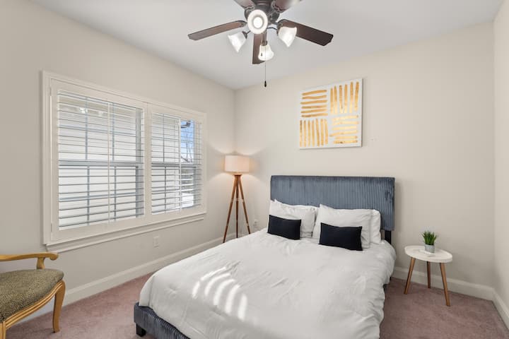 Acogedor dormitorio tamaño queen con baño privado.