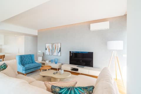 Popular Airbnb listing: Luxury | Infinity Pool | Direct Beach Access in São Martinho