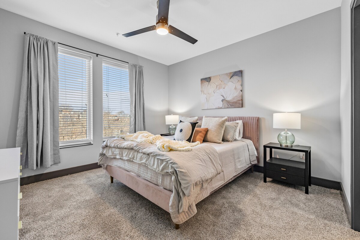 להיסחף לשינה שלווה בחדר שינה שליו ומסוגנן.

