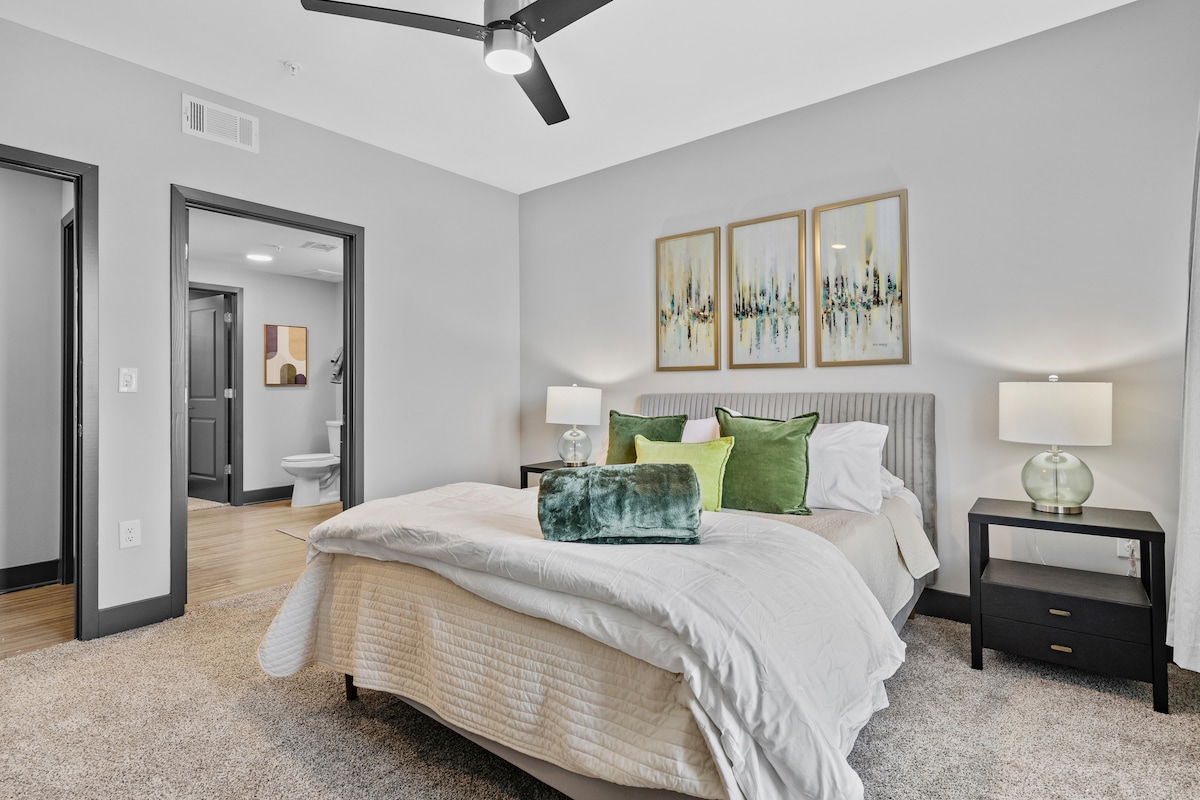 חדר שינה ראשי: מקום מפלט מואר ומאוורר עם נופים מדהימים, מצעים מפוארים ועיצוב מודרני!