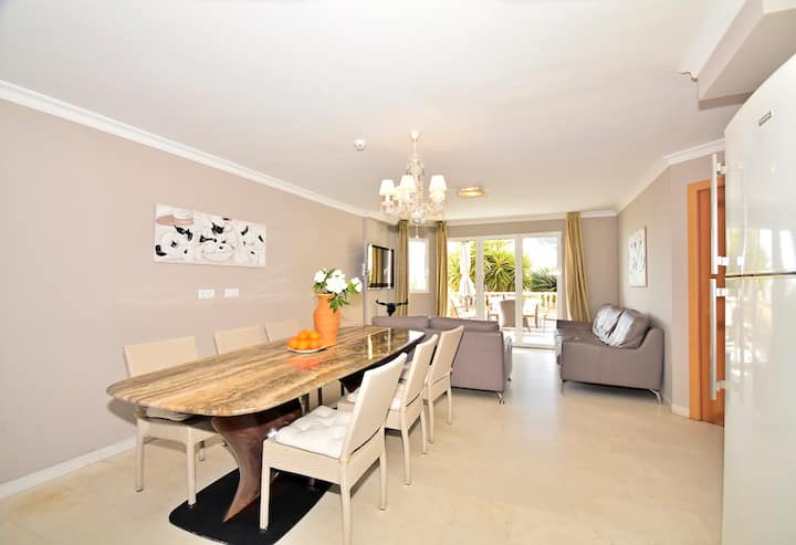 Apartment on the seafront & Reception