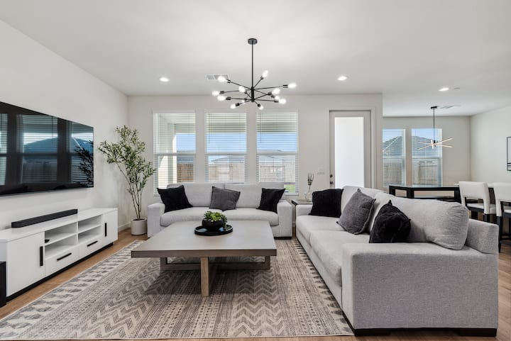 Luxurious 4br/2ba & Office Home - Bakersfield