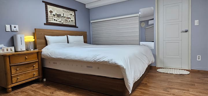  Დიდი ზომის კომფორტული საწოლი.